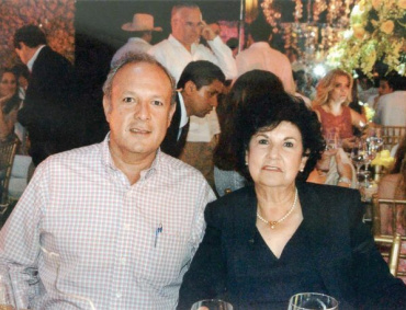 AQUÍ LA señora Mercedes Gutiérrez con su hijo Luis Felipe Villaseñor Gutiérrez en una cena de los criadores de ganado Brahman efectuada en Veracruz.
