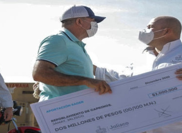 A FIN de repoblar los hatos caprinos de Jamay, afectados por la enfermedad manhemia, el Gobierno de Jalisco, por medio de la SADER, otorgó apoyos económicos a los caprinocultores.