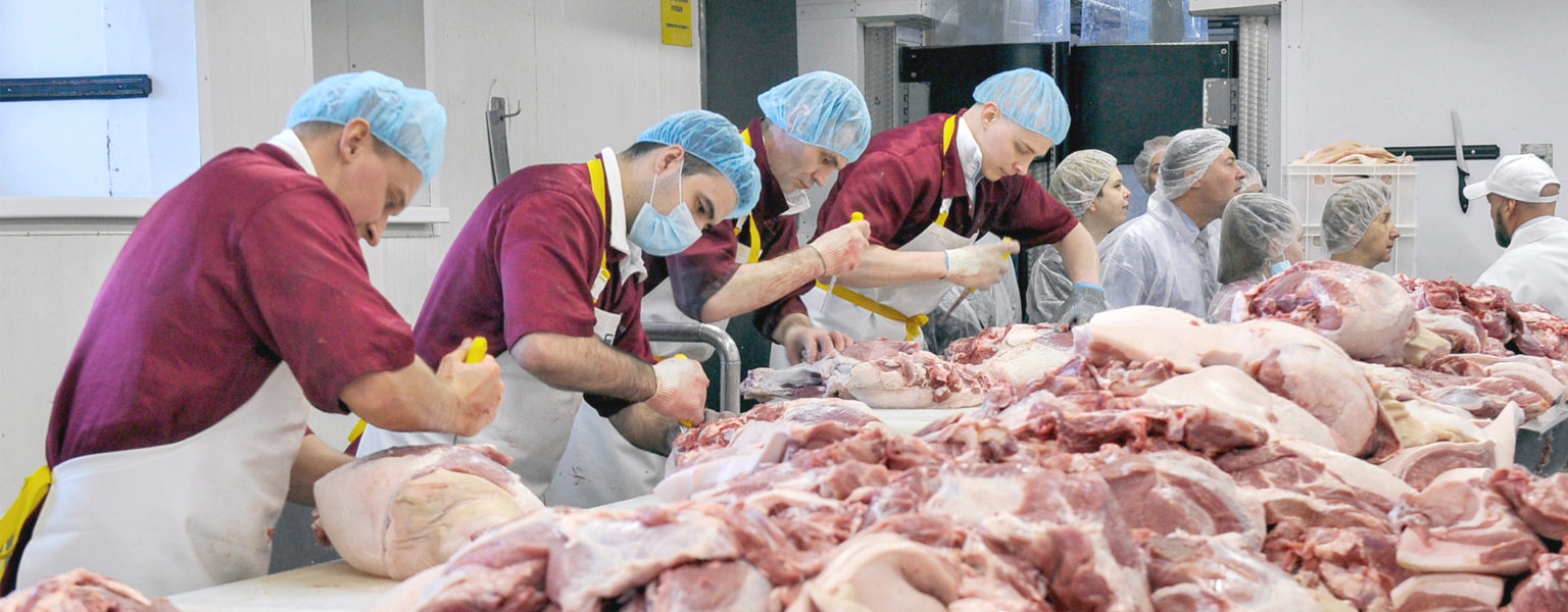 POR EL cierre de procesadoras de cárnicos de Asia y Estados Unidos, la carne mexicana registró récord de exportaciones de enero a mayo, al incrementarse hasta en un 32.6 por ciento.