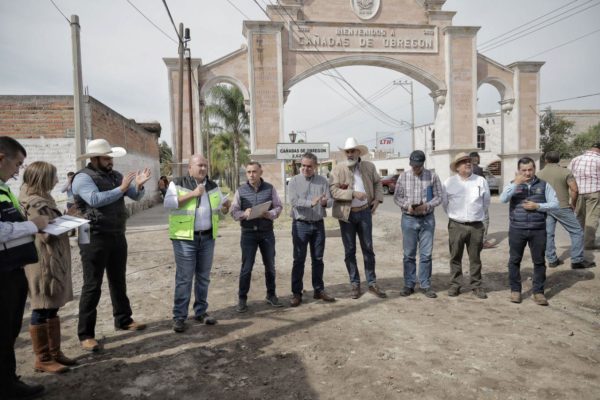AUN TOTAL de 10.4 millones de pesos entregó el gobernador de Jalisco y el titular de la Secretaría de Agricultura de la entidad a productores alteños para mejorar la infraestructura productiva.