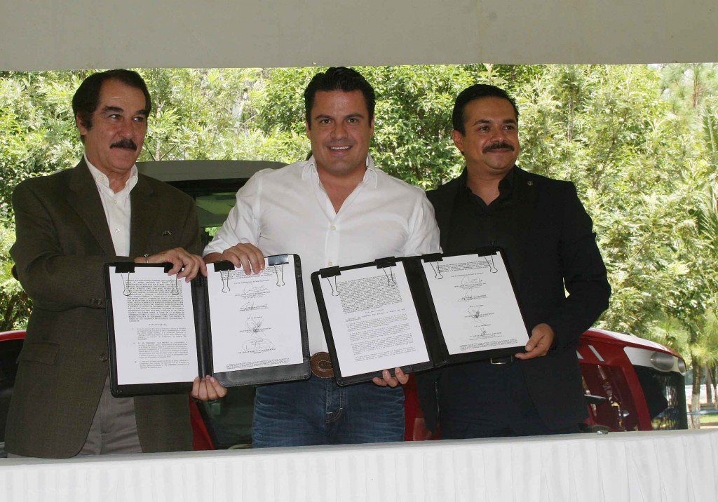 EL rector de la UAG, lic. Antonio Leaño Reyes, el gobernador de Jalisco, Aristóteles Sandoval, y el rector de la UACh, Carlos Villaseñor Perea, al firmar el convenio.