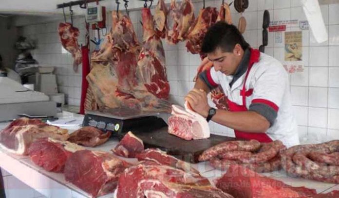 LOS TABLAJEROS de Fresnillo, Zacatecas, niegan que en sus establecimientos se oferte carne de rastros clandestinos.