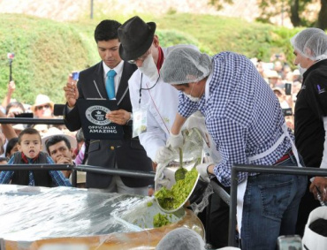LOS PRODUCTORES de aguacate de Jalisco impusieron un nuevo Récord Guinness al elaborar el guamacole más grande del mundo, que pesó 2.9 toneladas.