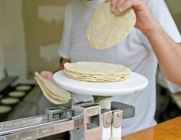 PREVÉN OTRO «golpe» al bolsillo del pueblo mexicano con el anunciado incremento al precio del kilo de tortilla.
