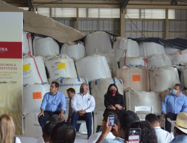 El Gobierno de México apuesta a la importación de un millón de toneladas al cierre del año, lo cual se logrará con el acompañamiento y coordinación entre gobierno e iniciativa privada, expresó el secretario de Agricultura y Desarrollo Rural, afirma Víctor Villalobos Arámbula.