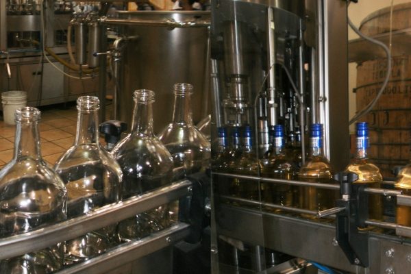 LA AUTENTICIDAD del tequila se puede comprobar hasta en una botella cerrada.