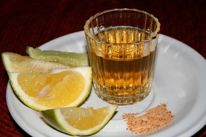 EN DEFENSA del mezcal entran senadores y diputados para exigir que en el TLCAN sea protegida como originaria de México esta bebida.