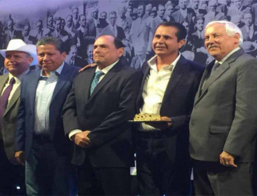 LA OPORPA recibe el reconocimiento como «Organismo nacional» de manos del titular de la SADER, Víctor Villalobos Arámbula.