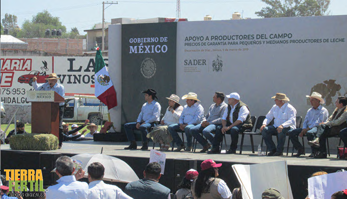 EL PRESIDENTE Andrés Manuel López Obrador oficializó en Encarnación de Díaz, Jalisco, el precio de garantía de la leche. (Foto Roberto Silva)