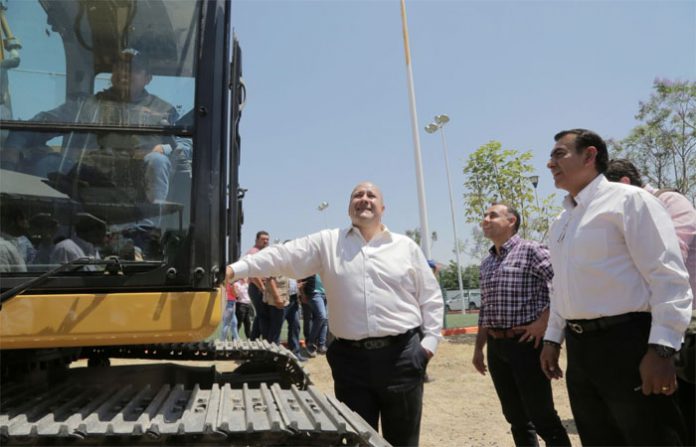 EL GOBERNADOR Enrique Alfaro y el titular de SADER-Jalisco, Alberto Esquer Gutiérrez, entregaron un módulo de maquinaria al alcalde de Tlajomulco, Salvador Zamora Zamora.
