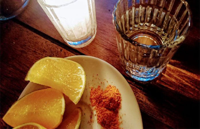 EN MICHOACÁN, autoridades universitarias y la Secretaría de Desarrollo Rural lanzaron cursos, diplomados y una especialidad sobre el mezcal.