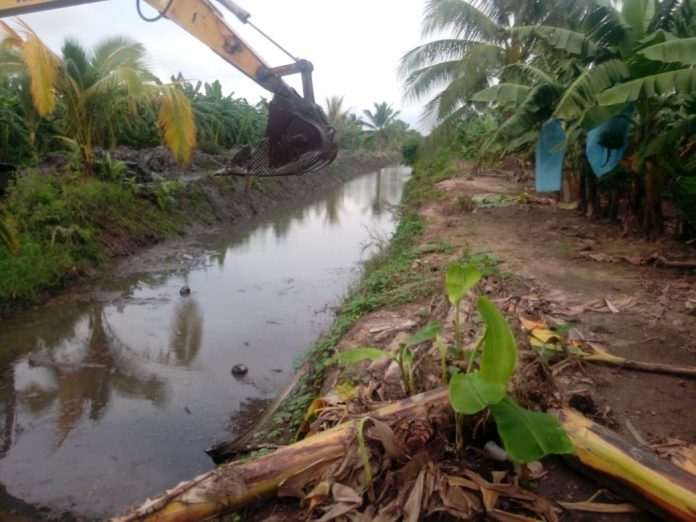 PARA REPARAR la infraestructura rural dañada en seis municipios de la costa, afectados por el huracán «Willa», la Secretaría de Desarrollo Rural envió cuadrillas con maquinaria pesada.